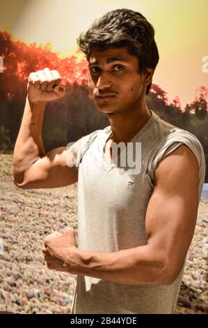 Un garçon indien pose pour la prise de portfolio en studio. Banque D'Images