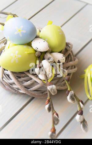 oeufs de pâques colorés et branche fraîche avec fleurs, image verticale Banque D'Images