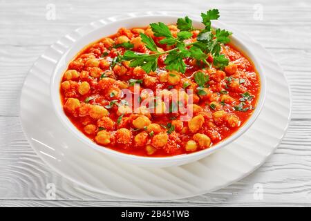 Repas principal végétarien indien sans gluten chana masala ou curry de pois chiches aux épices de garam masala, sauce tomate, feuille de laurier, saupoudrée de persil Banque D'Images