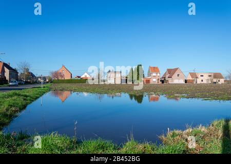 Sint Gillis Waas Belgique, 03 Mars 2020. En raison des fortes pluies inondées de champs et sont pleines d'eau, les agriculteurs ne peuvent pas cultiver leur terre Banque D'Images