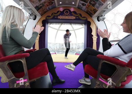 Sous embargo JUSqu'au 1 000 VENDREDI 6 MARS 2006 vue à l'intérieur de la podomètre du West End, le London Eye marquant son vingtième anniversaire avec différents pods à thème. Date De L'Image: Jeudi 5 Mars 2020. Découvrez l'histoire de PA SOCIAL LondonEye. Crédit photo devrait lire: Gareth Fuller/PA Fil Banque D'Images