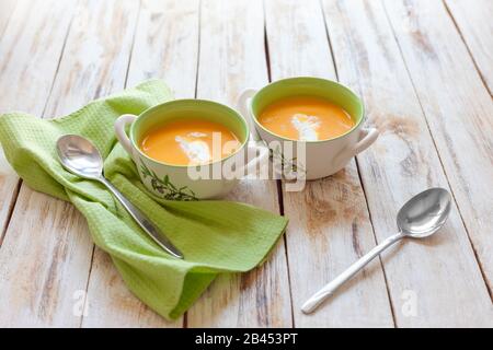 Soupe de purée, faite de citrouille orange, de patates douces et de carottes, servie avec de la crème aigre Banque D'Images