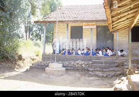 Les enfants qui étudient l'éducation scolaire rurale, Inde, Asie Banque D'Images