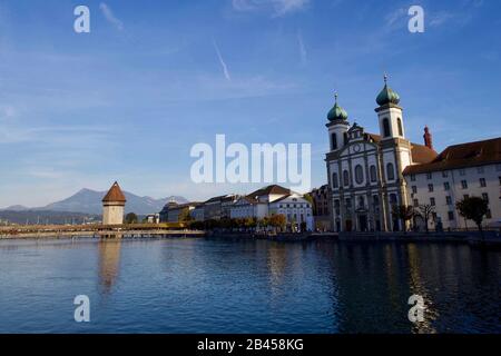 Vue Sur La Rivière Reuss, L'Église Jésuite, La Tour D'Eau Et Les Ponts Rathausseg Et Chapel, Lucerne, Suisse. Banque D'Images