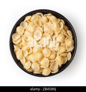 Pâtes d'orecchiette non cuites dans un bol noir isolé sur fond blanc avec chemin de découpe Banque D'Images