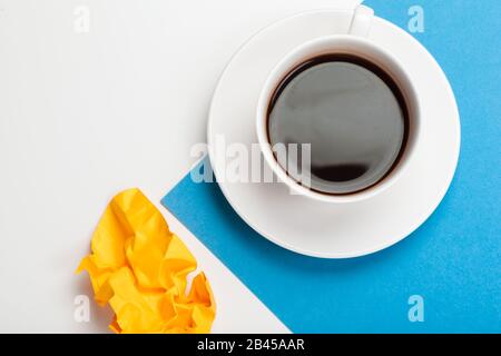 concept de créativité commerciale. Café, feuilles de papier et wads froissés sur la table Banque D'Images