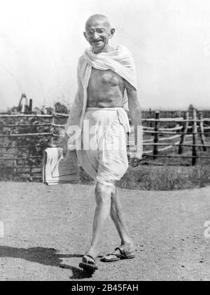 Mahatma Gandhi marchant à Sebagram Ashram, Wardha, Nagpur, Maharashtra, Inde, Asie, 1936, ancienne image du millésime 1900 Banque D'Images