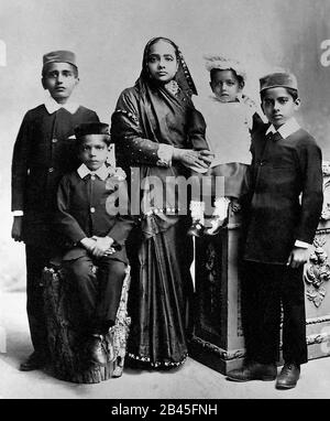 Kasturba Gandhi, épouse de Mahatma Gandhi, avec ses quatre fils en Afrique du Sud, 1902, ancien image de 1900s Banque D'Images