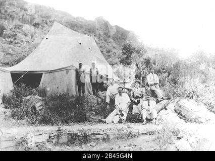 Mahatma Gandhi, son ami Dr. Hermann Kallenbach (avec chien), son plus jeune fils Devdas Gandhi (à droite) et Albert H. West sur Tolstoy Farm, Transvaal, Afrique du Sud, 1910, ancienne image du millésime 1900 Banque D'Images