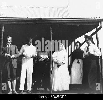 Mahatma Gandhi, Kasturba Gandhi et Sonia Schlesin (extrême droite) sur Tolstoy Farm, Afrique du Sud, juin 1912, ancienne image datant des années 1900 Banque D'Images