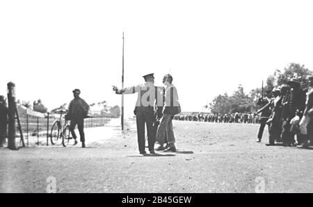 Policier face au Mahatma Gandhi alors qu'il dirigeait les travailleurs indiens en grève de Newcastle à la Transvaal, Afrique du Sud, 6 novembre 1913, ancienne image de 1900s Banque D'Images