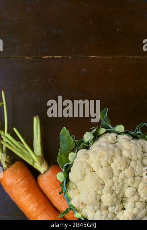 chou-fleur frais avec carottes sur table en bois. vue de dessus du concept de saine alimentation Banque D'Images