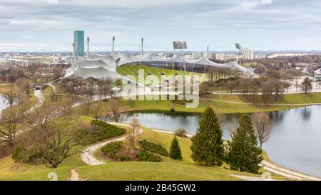 Olympiapark avec lac et Olympiastadion. L'une des principales caractéristiques du stade est le toit en verre unique. Conçu par Behnisch & Partner, inauguré Banque D'Images