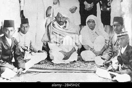 Mahatma Gandhi et Kasturba Gandhi avec des enfants, Inde, 1918, ancienne image du millésime 1900 Banque D'Images