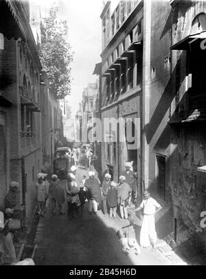 Rue Amritsar pendant la loi martiale juste avant le massacre de Jallianwala Bagh, route du Temple d'Or, Amritsar, Punjab, Inde, 13 avril 1919, ancienne image du 1900 Banque D'Images