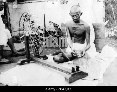 Mahatma Gandhi au volant d'un charkha et de fil tournant à Sabarmati Ashram, Ahmedabad, Gujarat, Inde, Asie,1925, ancienne image du 1900 Banque D'Images