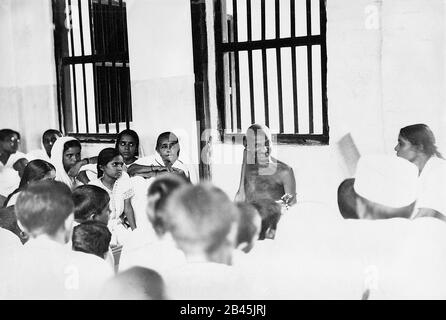 Mahatma Gandhi avec ses travailleurs d'ashram à Sabarmati Ashram, Ahmedabad, Gujarat, Inde, Asie, 1929, ancienne image du millésime 1900 Banque D'Images