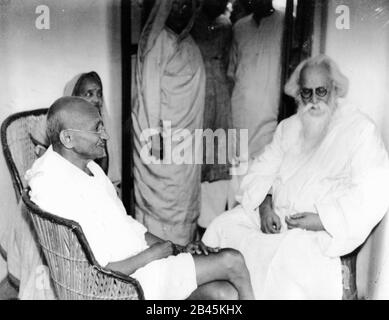 Mahatma Gandhi avec le poète Rabindranth Tagore, Inde, Asie, années 1940, février 1940, ancienne image millésime des années 1900 Banque D'Images