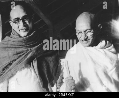 Mahatma Gandhi avec le secrétaire Mahadev Desai, Seagram Ashram, Wardha, Nagpur, Maharashtra, Inde, Asie, mai 1940, ancienne image du XXe siècle Banque D'Images