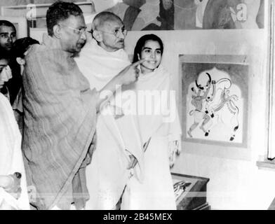 Mahatma Gandhi avec l'artiste Nandalal Bose à Shantiniketan, Calcutta, Kolkata, Bengale-Occidental, Inde, Asie, décembre 1945, ancienne image du XXe siècle Banque D'Images