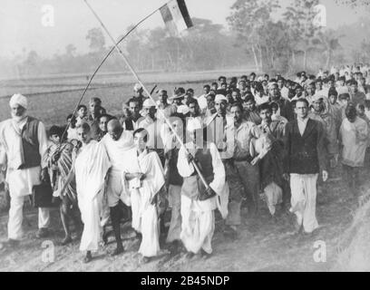 Mahatma Gandhi avec les villageois en marche de paix après des émeutes à travers les champs de Noakhali, Bengale-Occidental, Inde, Asie, décembre 1946 vieux image du XXe siècle Banque D'Images