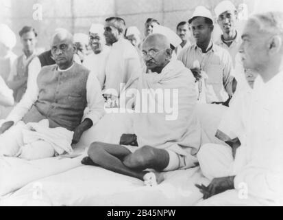 Mahatma Gandhi et Sardar Vallabhbhai Patel assis, Inde, 1930, ancien millésime 1900 image Banque D'Images