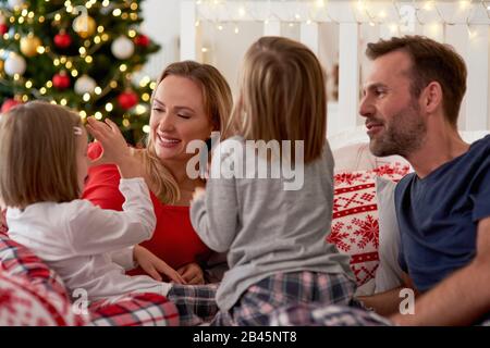 Famille heureuse pendant la période de Noël Banque D'Images