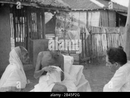 Kasturba Gandhi et Mahatma Gandhi avec des associés à Seagram Ashram, Wardha, Maharashtra, Inde, Asie, 1941, ancienne image du XXe siècle Banque D'Images