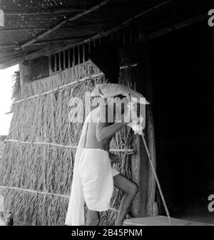 Mahatma Gandhi portant le mudpack, Sebagram Ashram, Segaon, Wardha, Nagpur, Maharashtra, Inde, Asie, 1941, ancien millésime image 1900 Banque D'Images