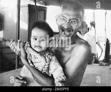 Mahatma Gandhi jouant avec un enfant lors de son voyage sur SS Rajputana, septembre 1931, ancienne image millésime 1900 Banque D'Images