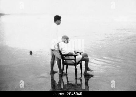 Mahatma Gandhi avec son fils Devdas à Juhu Beach, Mumbai, Maharashtra, Inde, Asie, mai 1944 - MODÈLE DE LIBÉRATION NON DISPONIBLE Banque D'Images