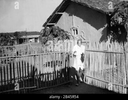 Mahatma Gandhi en face de sa hutte à Seagram Ashram à Wardha, Maharashtra, Inde, Asie, ancienne image du millésime 1900 Banque D'Images