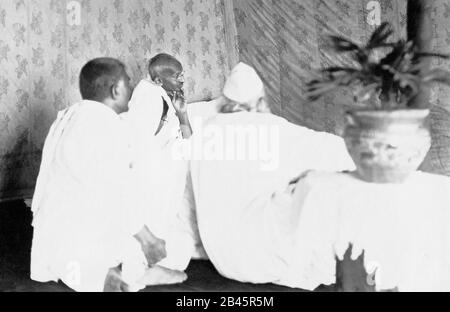 Mahatma Gandhi rencontre des associés terrasse de Mani Bhavan, Bombay, Mumbai, Maharashtra, Inde, Asie, 28 décembre 1931, ancien millésime image 1900 Banque D'Images