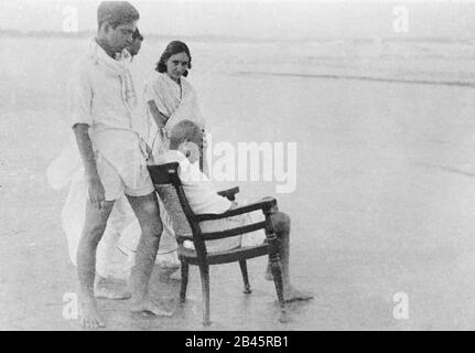 Mahatma Gandhi assis dans une chaise à Juhu Beach, Mumbai, Maharashtra, Inde, Asie, mai 1944 - MODÈLE DE LIBÉRATION NON DISPONIBLE Banque D'Images