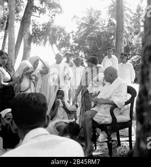 Mahatma Gandhi rencontrer des femmes qui pleurent ont souffert des émeutes entre hindous et musulmans dans le Bengale occidental, Inde, Asie, novembre 1946, vieux millésime image de 1900 Banque D'Images