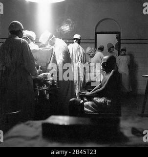 Mahatma Gandhi pendant l'opération appendicite de sa grande fille Manu à Patna, Bihar, Inde, Asie, 15 mai 1947, ancienne image millésime 1900 Banque D'Images