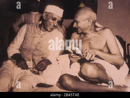 Jawaharlal Nehru et Mahatma Gandhi souriant PAS de MR Banque D'Images