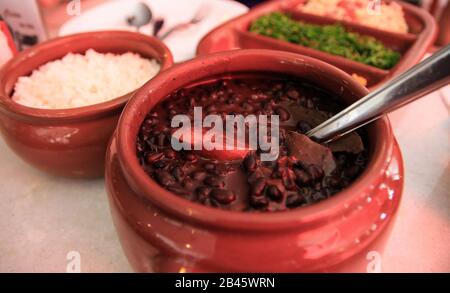 Feijoada, un ragoût traditionnel du Brésil d'origine portugaise contenant des haricots noirs, du boeuf et du porc avec du riz sur le côté Banque D'Images