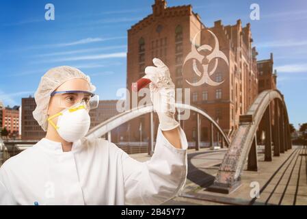 concept abaout un biologiste examine un tube à essai risque biologique de virus dans une ville Banque D'Images