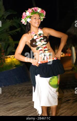 Danseurs Poynesian à Tahiti Banque D'Images