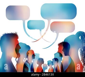Bulle de la parole. Groupe de personnes colorées isolées parlant. Fait face au profil de la tête de silhouette. Communication réseau. La foule parle. Multiethnique Banque D'Images