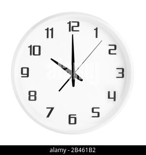 Horloge de bureau blanche et ronde montrant dix heures isolée sur fond blanc. Banque D'Images