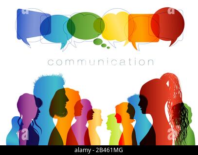 Bulle de la parole. Concept de communication. Regroupez les personnes dans la silhouette du profil parlant. La foule parle. Texte de communication. Réseaux sociaux. Multiethnique Banque D'Images