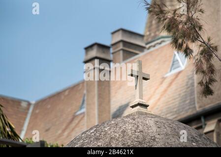 Un crucifix est situé au sommet d'un dôme en béton près du couvent d'Abbotsford construit en 1901 près de Melbourne, Victoria Australie, aujourd'hui un quartier artistique à la gestion communautaire Banque D'Images