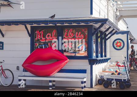 Malibu, Californie - 17 février 2020 : magasin de souvenirs Malibu à la fin de la jetée de Malibu Banque D'Images