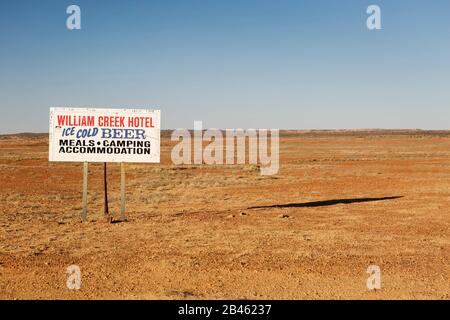 William Creek Hotel glace froid bière repas, camping, panneau d'hébergement après Oodnadatta Track Australie Banque D'Images