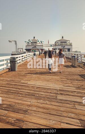 Malibu, Californie - 17 février 2020 : Les Gens marchant sur la jetée de Malibu Banque D'Images