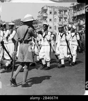 Mahatma Gandhi hommage, Chowpatty, Girgaon, Marine Drive, Bombay, Mumbai, Maharashtra, Inde, Asie, février 1948, ancien millésime image 1900 Banque D'Images