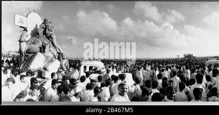 Ganesh immersion, Chowpatty, Bombay, Bombay, Mumbai, Maharashtra, Inde, Asie, 1962, ancienne image du millésime 1900 Banque D'Images