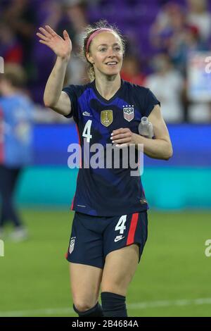 Orlando, Floride, États-Unis. 05 mars 2020. Le défenseur des États-Unis Becky Sauerbrunn (4) se déverse aux fans lors de la coupe des Shebelieves lors d'un match international amical de football pour Femme, jeudi 5 mars 2020, à Orlando, en Floride, aux États-Unis. (Photo De Ios/Espa-Images) Crédit: Agence Photographique Sportive Européenne/Alay Live News Banque D'Images